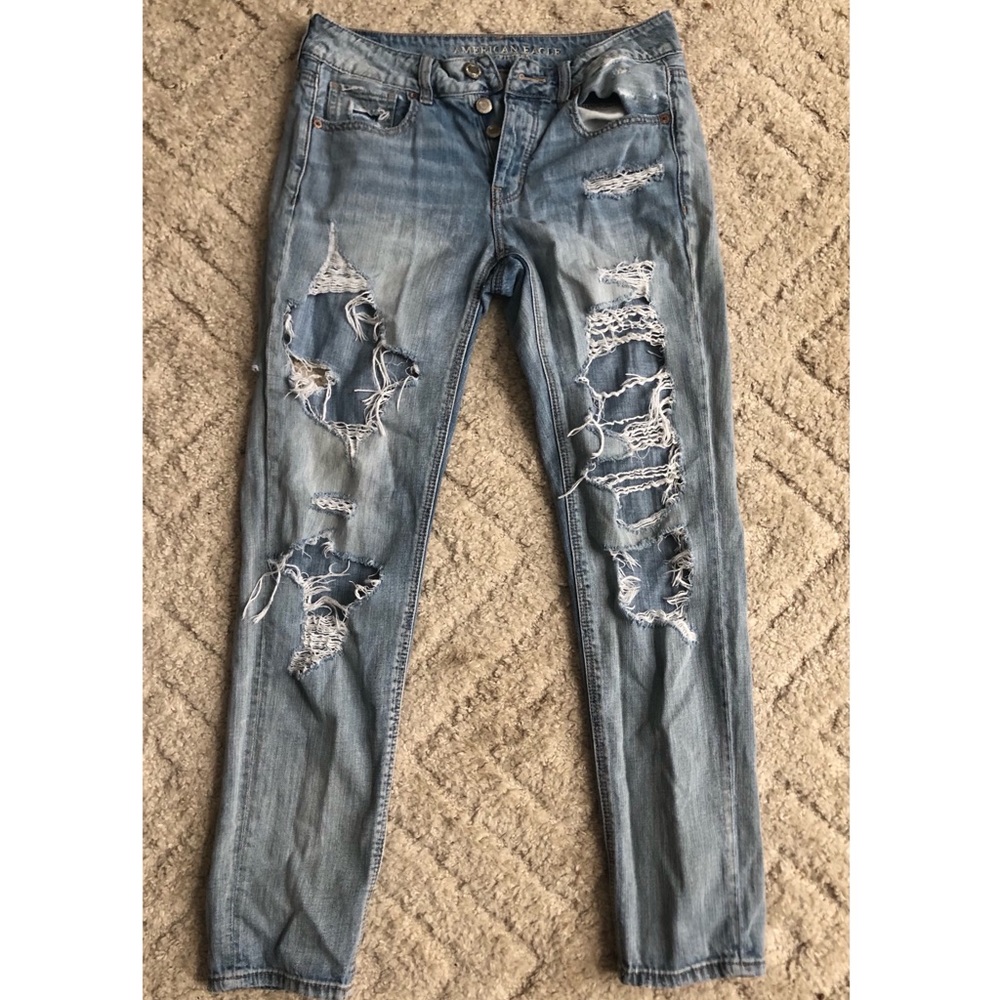 Light Wash Ripped Tom Girl Jeans